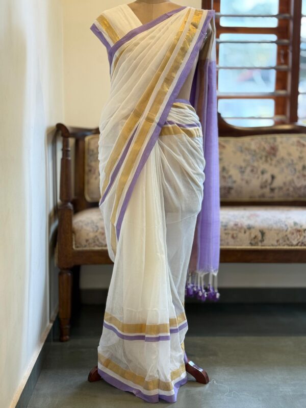 HANDWOVEN WHITE MUL COTTON SAREE WITH LAVENDER AND KASAVU BORDER