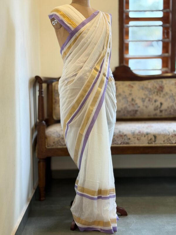 HANDWOVEN WHITE MUL COTTON SAREE WITH LAVENDER AND KASAVU BORDER