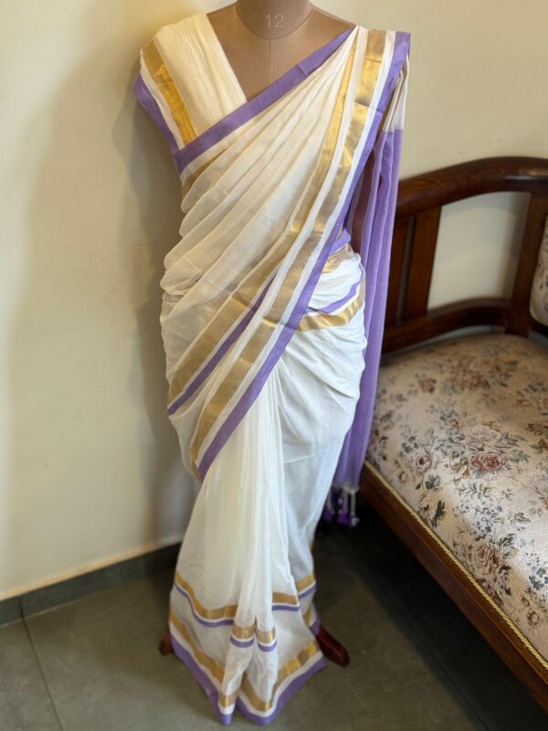 HANDWOVEN WHITE MUL COTTON SAREE WITH LAVENDER AND KASAVU BORDER