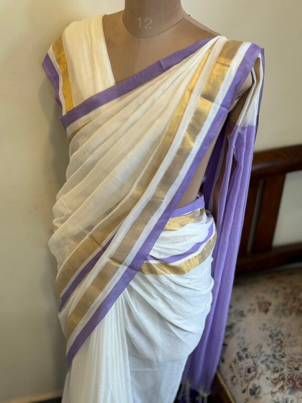 HANDWOVEN WHITE MUL COTTON SAREE WITH LAVENDER AND KASAVU BORDER