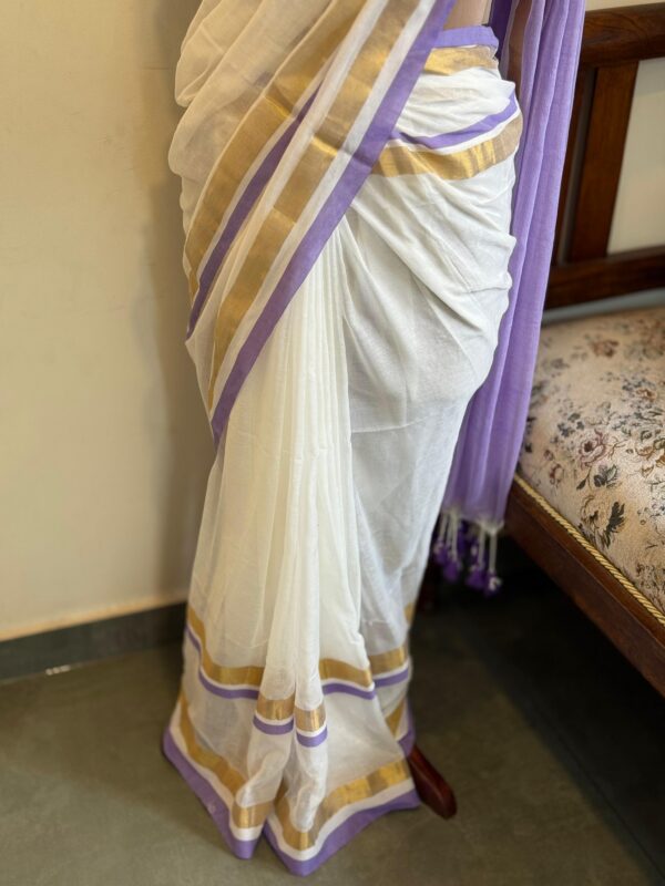HANDWOVEN WHITE MUL COTTON SAREE WITH LAVENDER AND KASAVU BORDER