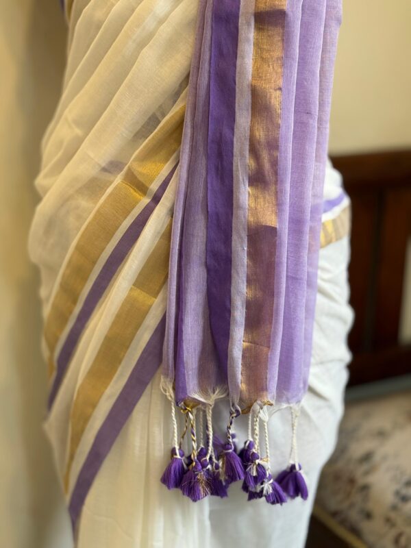 HANDWOVEN WHITE MUL COTTON SAREE WITH LAVENDER AND KASAVU BORDER - Image 7